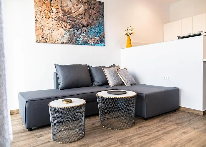 Pebble Garden Apartment *