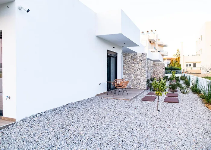 Pebble Garden Apartment *